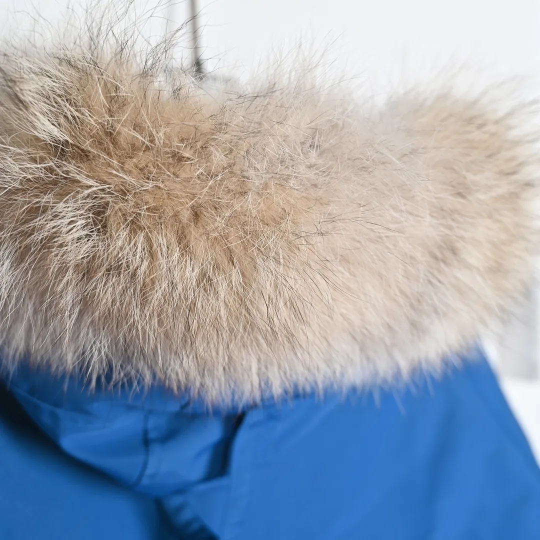 P720 𝐂𝐚𝐧𝐚𝐝𝐚 𝐆𝐨𝐨𝐬𝐞 𝐄𝐱𝐩𝐞𝐝𝐢𝐭𝐢𝐨𝐧 𝟕𝟗𝟗𝟗𝐌 Canada Goose Model 01 Short Down Jacket 🔝Product color: black, off-white, graphite gray, navy blue, sky blue 🔝Product size: XS S M L 2️⃣Exclusively customized 18-count fabrics with the same ZP. Using "Arctic Tech" fabric technology, the outer fabric is 84.5% polyester fiber and 15.5% cotton, the lining is 100% cotton fiber, and the padding is 100% polyester fiber. It is durable, waterproof, windproof, cold-resistant and warm. 3️⃣The lining is made of 40D Nylon AC oil-based glue, with level 5 single-dye fastness. The collar flannel is made of original high-density mercerized velvet, and the pocket fabric is made of elastic high-density polar fleece, which is soft and skin-friendly. The bile cloth is made of 330T polyester anti-velvet No. 7 needle to prevent lint from running away. If there is lint running away, it will be given away for free! 4️⃣The JUKI large-scale sewing machine imported from Japan is professional in stitching and seaming. It completely follows the original 106 stitches on the whole piece of clothing and is reinforced throughout. The length of each jujube follows the original one and is fixed at 1-1.1cm. The density and length are the same as the original one. 5️⃣Yoshida YKK original zipper, Y-shaped double hook Velcro, and the cuffs are made of custom thickened seamless threads. This year, high-elastic spandex gold thread is added to the cuff thread to increase elasticity and strength. From fabrics and gallbladders to buttons and drawstrings, all are custom-developed and authentic. 6️⃣The imported Tajima embroidery machine is used to customize the chest logo with thousands of needles. The pattern is full and three-dimensional, and it is infinitely close to the original product. 7. The fur collars are made from western coyote skins imported from Canada. We purchased 10,000 top-quality fur collars in the spring. The width of the fur collars is 14cm and the length is 55cm. This winter, the quality of the fur collars will be stable throughout the season, eliminating the uneven quality of fur collars in the middle and later stages! 7️⃣Packaging is in a three-dimensional handbag with cards included. It’s more impressive to give it away and keep it for yourself.